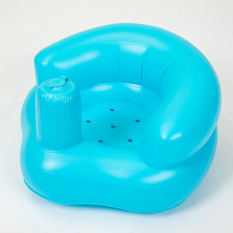 Fauteuil gonflable - bébé assis en s'amusant