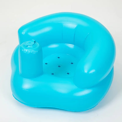 Fauteuil gonflable - bébé assis en s'amusant