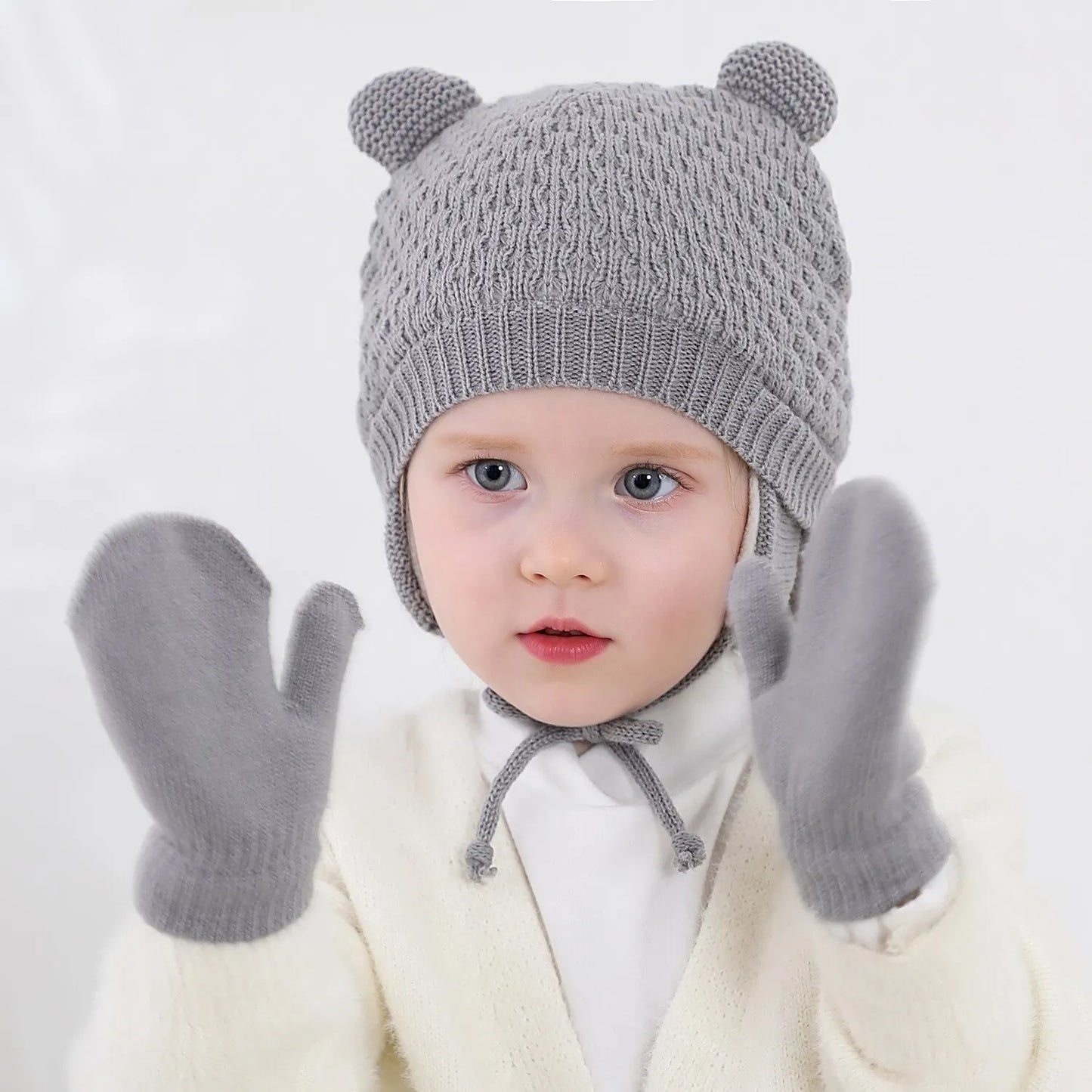 Ensemble bonnet et gants - porté par bébé