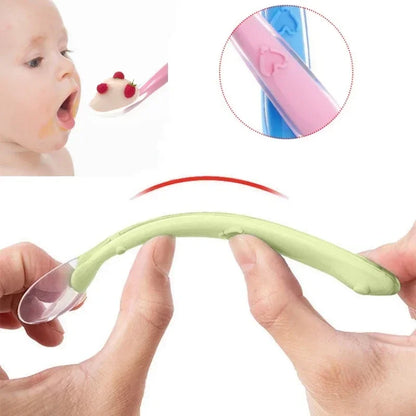 Cuillères d'apprentissage - bébé mangeant en autonomie