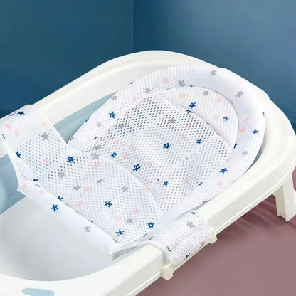 Filet de bain - nouveau-né installé pendant le bain