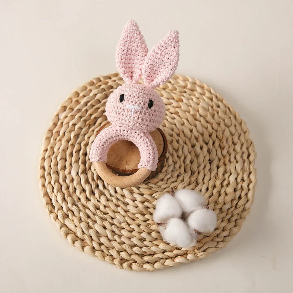 Hochet crochet lapin - anneau en bois naturel