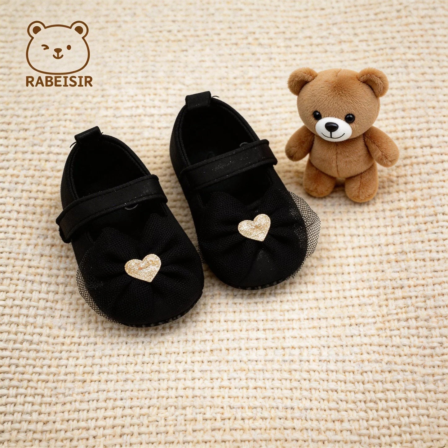 Chaussures bébé fille - portées par un bébé