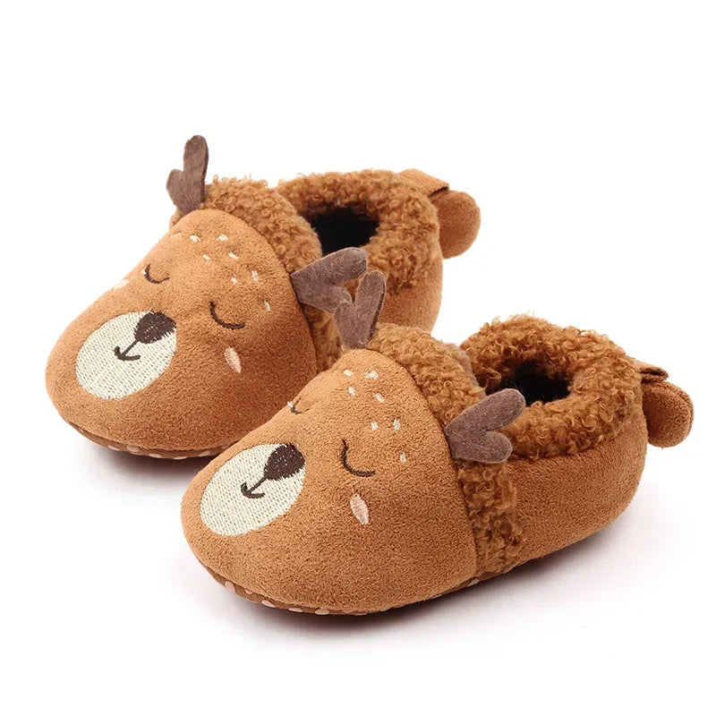 Chaussons peluche - portés par bébé