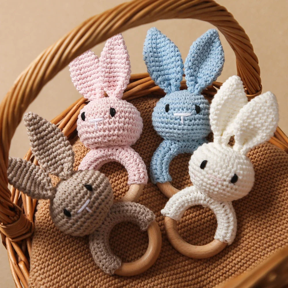 Hochet crochet lapin - bébé tenant le hochet