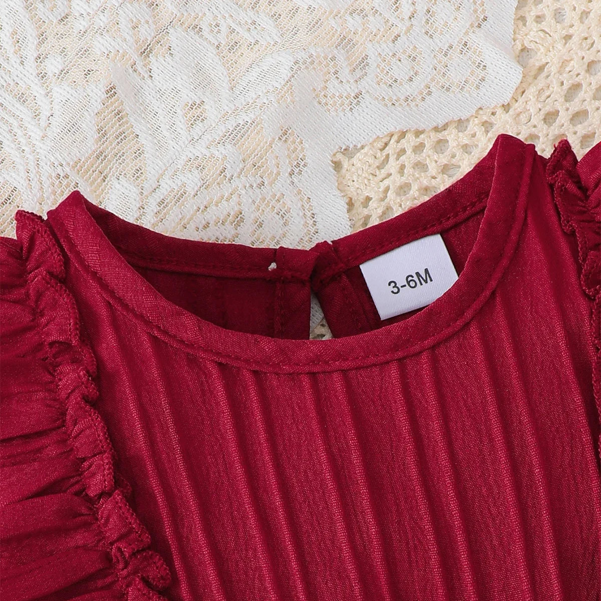 Robe bébé fille - portée par un bébé